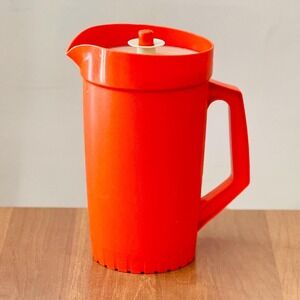 Vintage Tupperware 2 Quart Juice Container with Push Button Seal Lid # 800